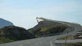 Illustration for article titled The Ten Scariest Bridges In The World